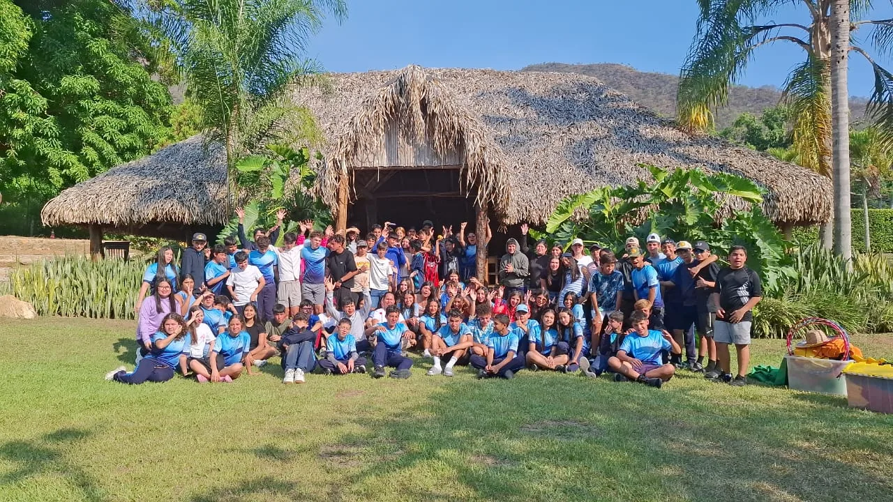 Grupo de participantes en las áreas verdes frente al caney