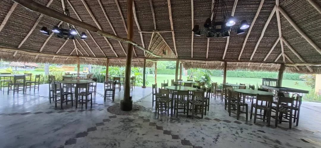 Caney amplio con mesas y sillas para reuniones