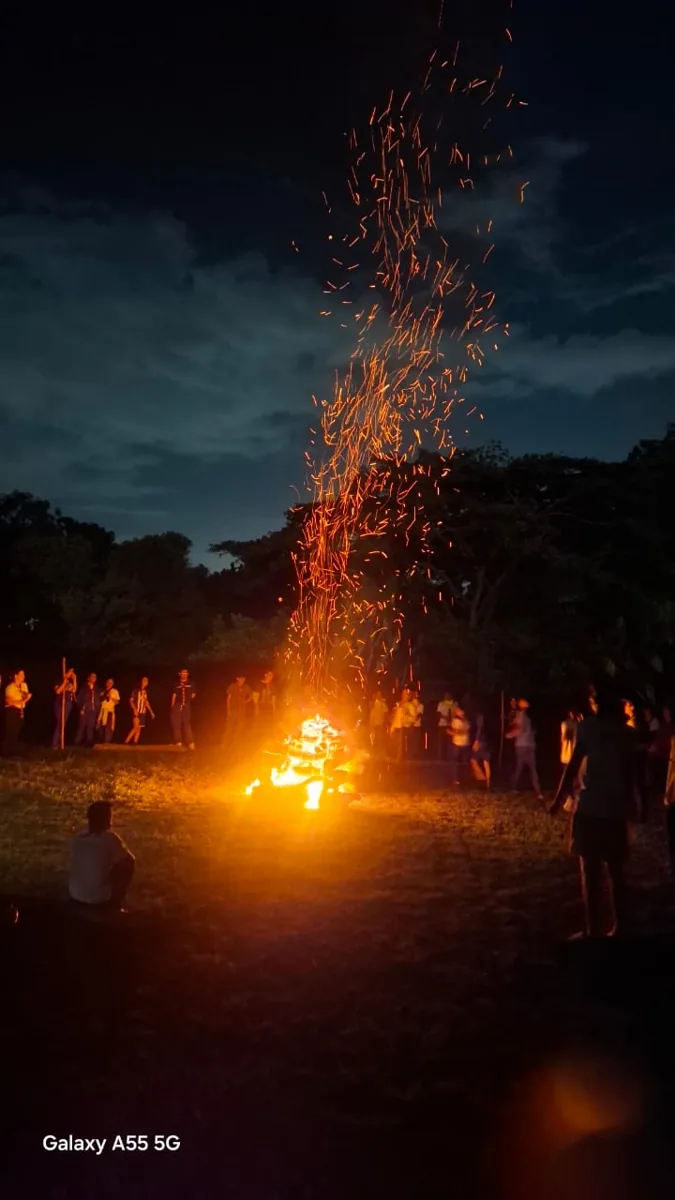 Actividad nocturna alrededor de una fogata